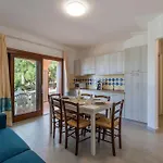 Comfy With Sea View Apartmán