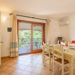 Comfy With Sea View Apartmán